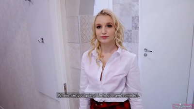 Nuori opiskelijatyttö pettää poikaystäväänsä tämän ystävän kanssa | POV ja spermat hänen pilluunsa!